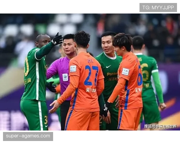 替补席吃红牌，裁判依据哪条规则直接罚上看台？