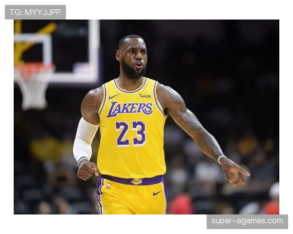 迈克尔·芬利通过连续突破拉开得分差异，提升球队关键时刻表现